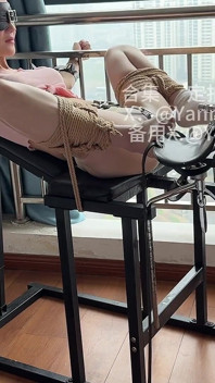 침대 기계 버전으로 진동하는 맹인 소녀를 위한 재활 치료