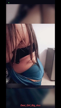 Une MILF desi à gros nichons fait un show avec son sari