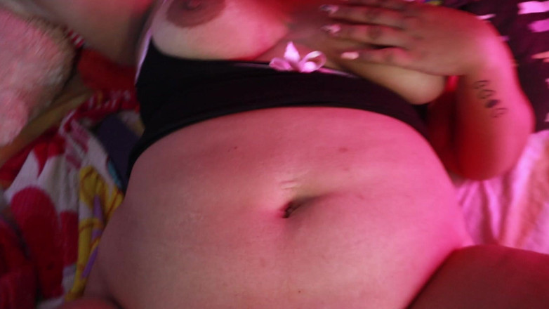 Lexly_16: Teman lelaki kawan membantu saya melancap dan mengongkek pepek saya