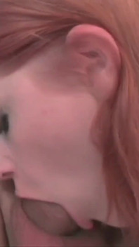 Roodharige babe krijgt haar strakke kutje hard gepompt door een oudere man op de trap