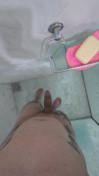 Jerking off to the Shower