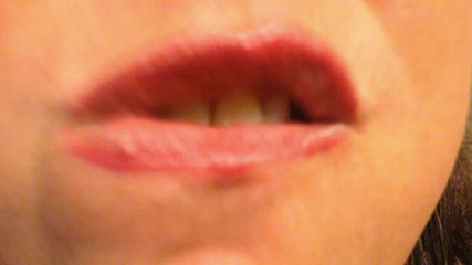 Lily Lipstixxx: L'orso gommoso che mangia