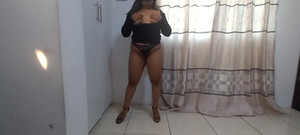 PATY PATY: La bruna 18enne si massaggia la figa e le tette dopo...