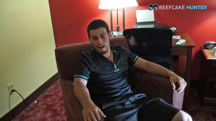 Beefcake Hunter: Futbol oyuncusunun bacaklarıyla maço emiyor