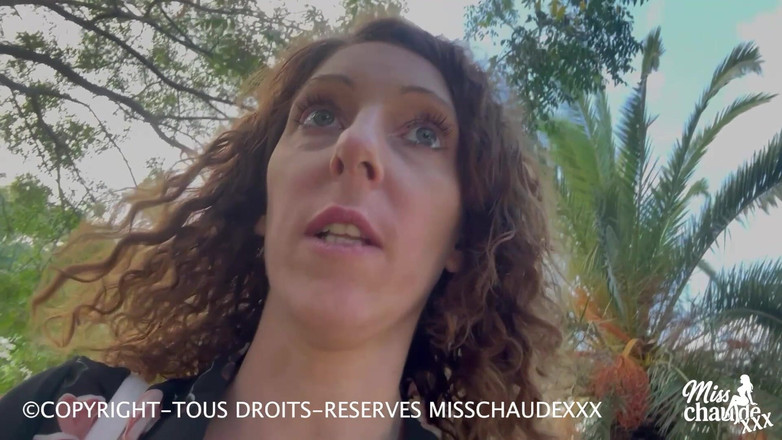 Misschaudexxx: ミスショーデックス、ベンチで自分で楽しんでるんだ