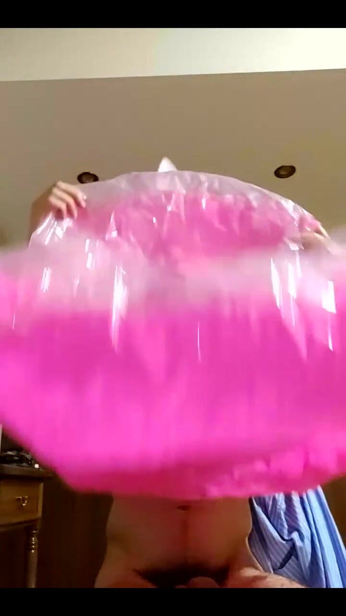 Floatie Boy: الأرنب لونر يفجر كرسيه الوردي القابل للنفخ وبالون شفاف كبير أثناء الاستمناء على البث