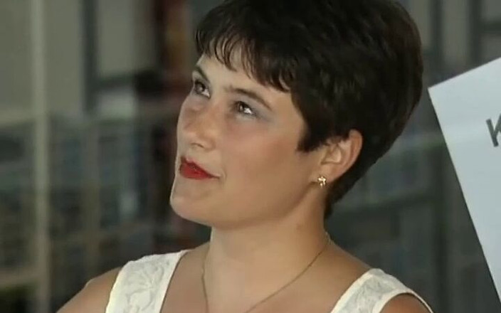 Strassenflirts by Magmafilm: Sevimli Kinky MILF Her Şeyi Gösteriyor Ve Hatta DP'yi De