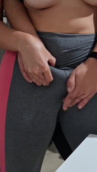 Masturbuje její stydké pysky na stole s pomocí souseda