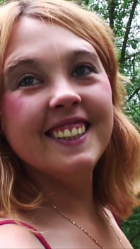 Esposa puta lechera Sassy Taylor chupa maridito en el bosque