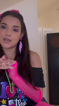 Instruction de branlette sensuelle des années 80 de Zara - La séduction d’un néon en POV vous attend !