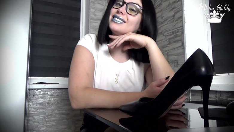 Goddess Misha Goldy: Ngửi mồ hôi của bàn chân nylon nhỏ bé của...