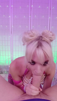 Fofa loira Kenna James chupando pau até o fim