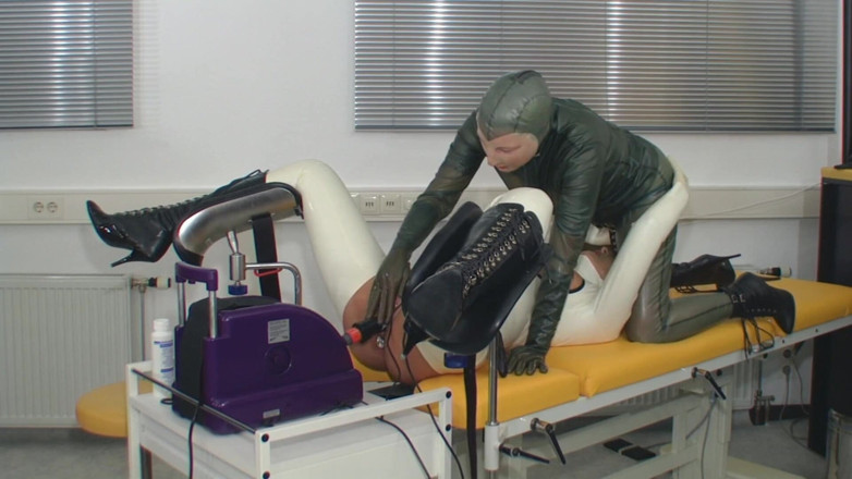 Rubber & Clinic Studio - 1ATOYS: 2 สลัตกับ 2 เครื่องเย็ด
