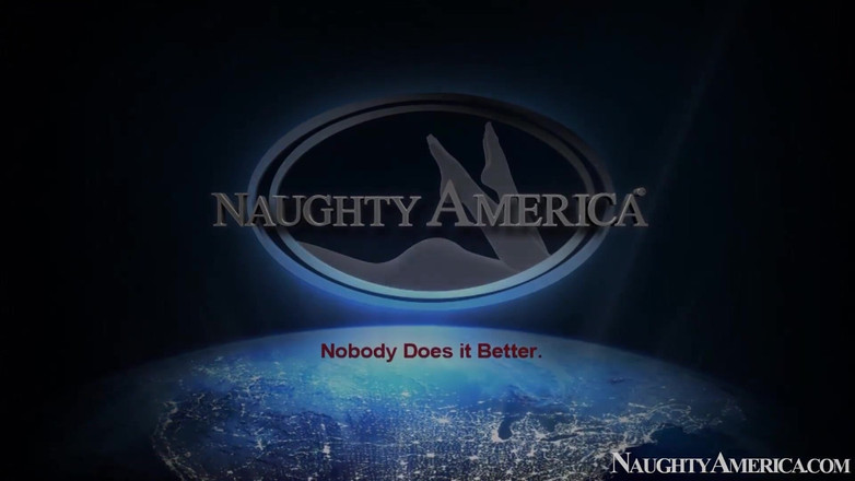 Naughty America: Rikki six scopa in salotto con le sue tette succose...