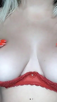 Kırmızılı seksi - büyük göğüsler sutyenden çıkıyor