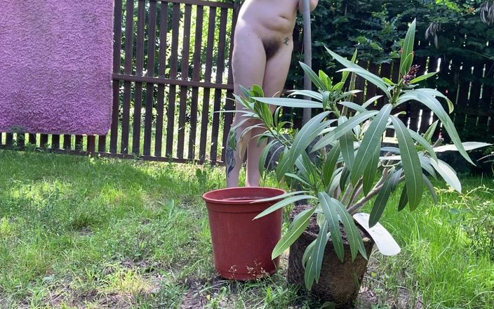 Cute Blonde 666: Behaartes mädchen nackt draußen beim gärtnern