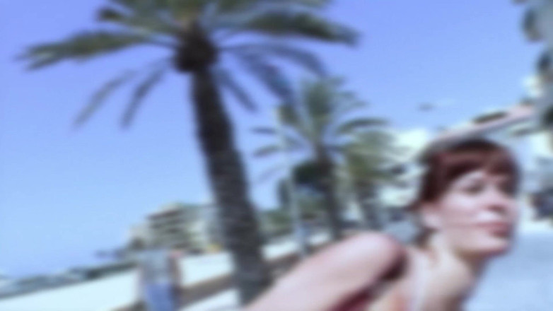 Beachbitches: Aficionada Folla Su Vagina Junto a La Piscina