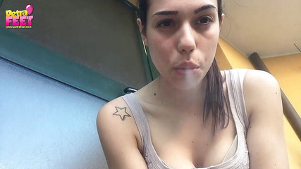 Smokin Fetish: Sladká italská brunetka ráda kouří venku