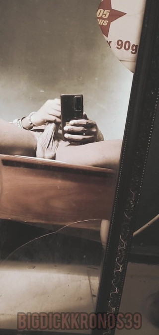 Solo gay masturbation: Yakın çekim aynanın önünde yine büyük yarağımı okşuyor.