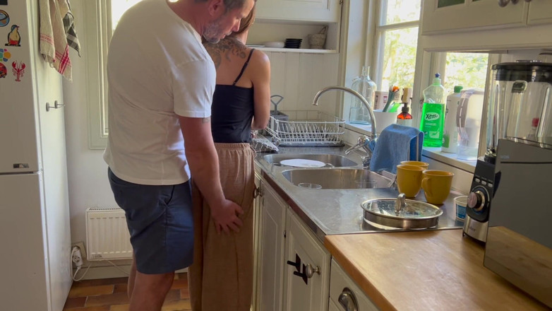 LoveAndRopes: Kocası Ateşli Orta Yaşlı Seksi Kadının Bulaşıkları Yıkarken Azgınlaşıyor, Onu...