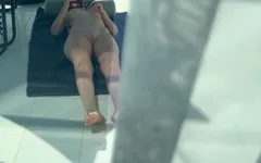 Madrasta está tomando banho de sol e lendo um livro