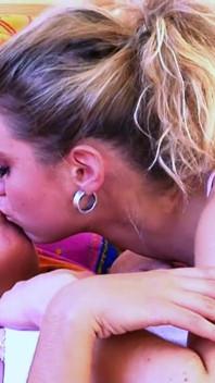 Une ado excitée à la chatte poilue fait son premier rapport sexuel lesbien avec sa demi-sœur