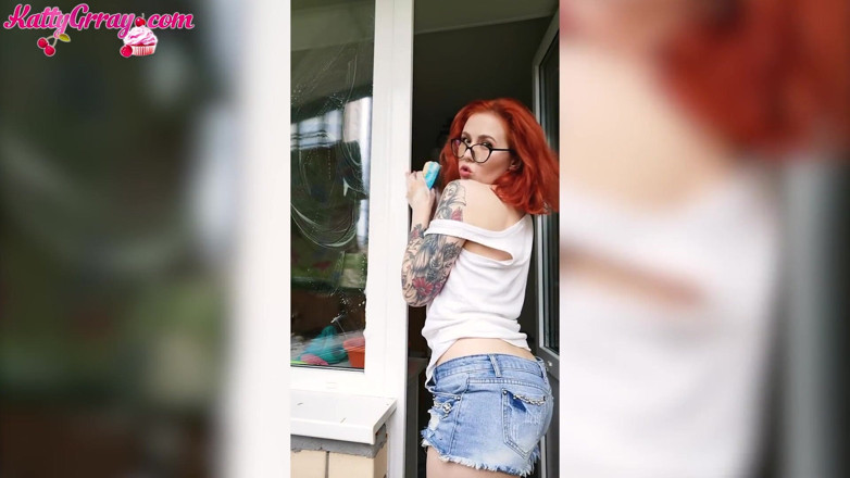 Katty Grray: Fată sexy curăță balconul și demonstrează un corp sexy