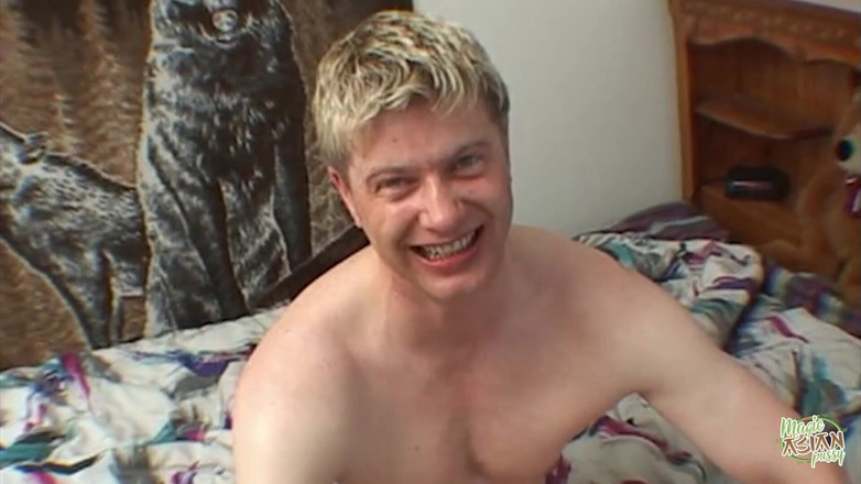 Magic Asian Pussy: Bir adam büyük göğüslü Asyalı bir kadınla cinsel aktivitede bulunuyor,...