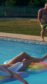 Bionda tettona viene sborrata in bocca mentre scopa in piscina