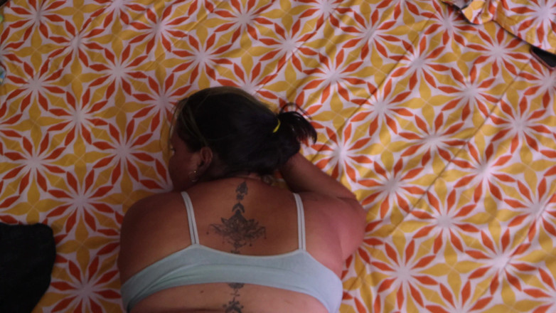 Lexly_16: Mon demi-frère baise ma chatte étroite et m’éjacule sur mes seins