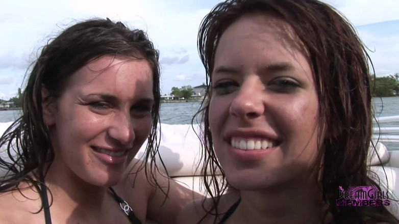 Dream Girls: Coño digitación culo comiendo lesbianas viaje en barco