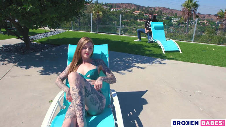 Broken babes: Bombasses brisées - Penny Archer la bombasse tatouée fait plaisir à son...