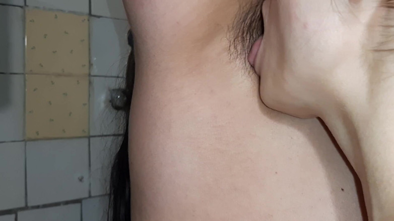 Lesbian-illusion: ฉันฉี่ใส่ปากเธอแล้วเธอเลียหี หัวนม และรักแร้ฉัน - เลสเบี้ยนลวงตา