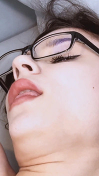 Sexig brunett Maddy Moon har sex med sin första svarta kille och bär strumpbyxor för honom
