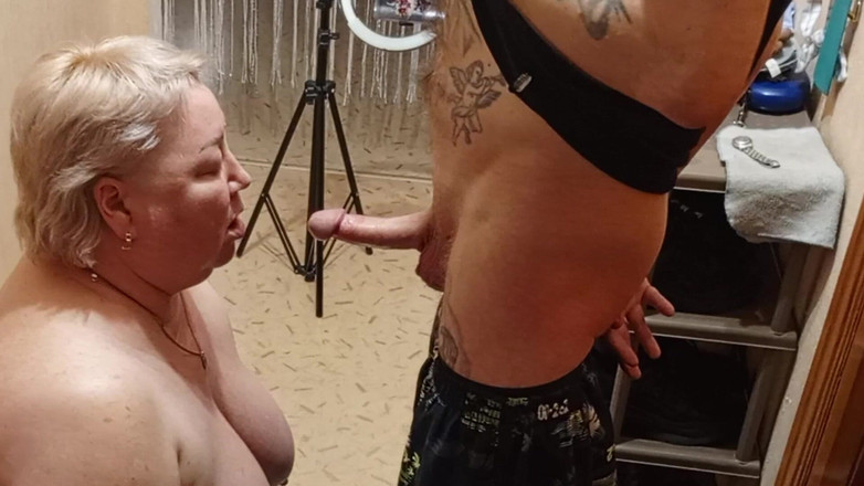 Zona901: Il vicino mi succhia il cazzo a lungo, mi lecca...