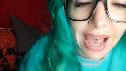 savannahamatoriale: Shut up! Stepmom might see us!
