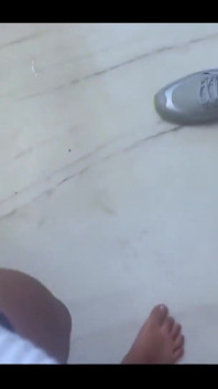 Piękna uczennica oszukuje chłopaka i ostry seks z roomboyem w hotelu