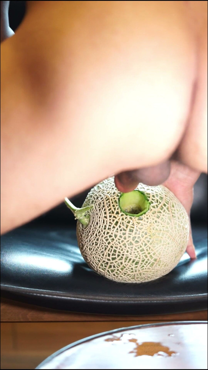 Milky Tata: Mi Scopo Il Melone in Hotel.