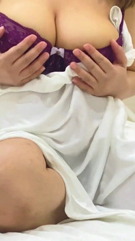 호텔에서 사정할 때까지 자위하는 거유 금발 밀프