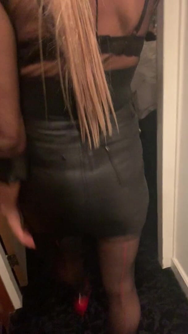 Sandra Likes Nylons: Khách sạn-đêm