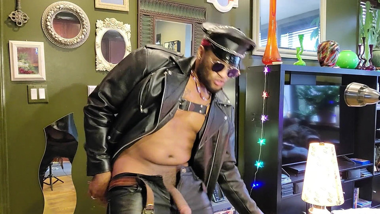 Kennie Jai: Kennie Jai si to dělá v kůži a cums huge...