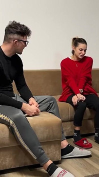 Těhotná dospívající truhlářka v různých polohách. Bohaté na dialogy v italštině, POV, kovbojky