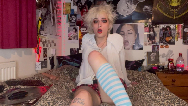 Glitterqueen1999: L'insegnante possiede una studentessa gotica