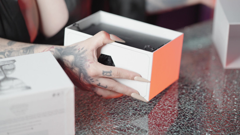 Sabien Demonia: Sfw- Niche Perfume Unboxing and Smell Test