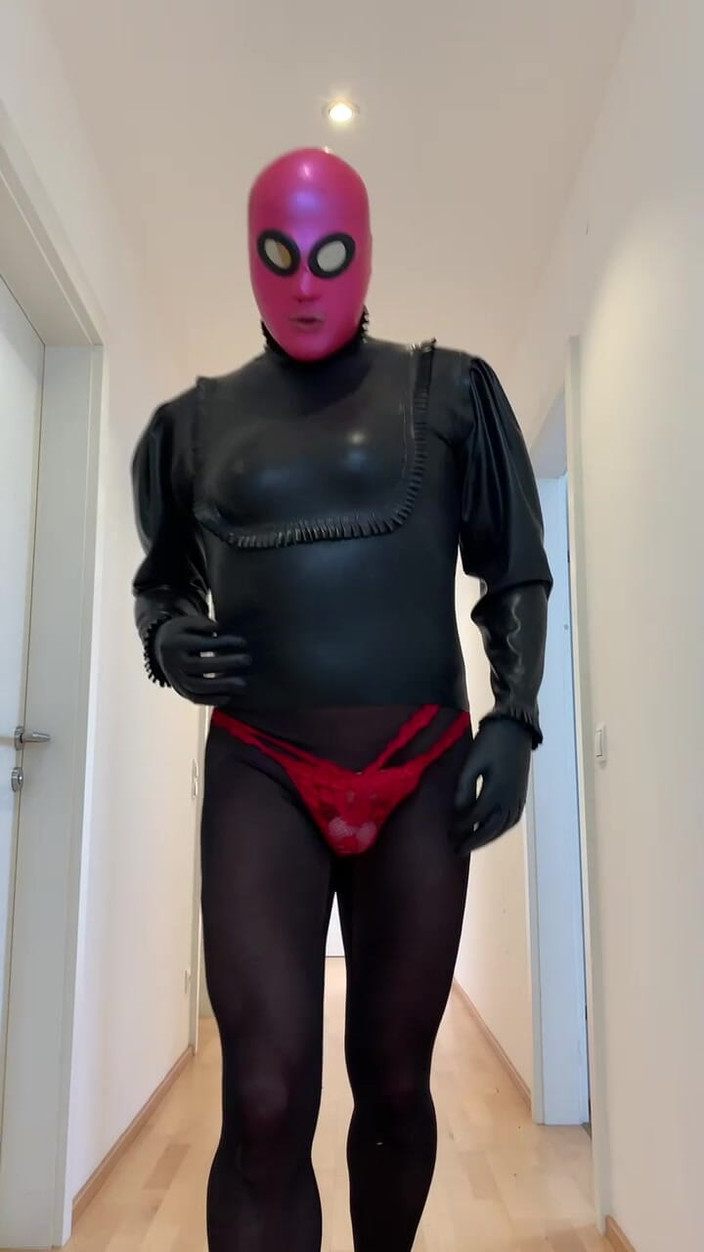 PervyLara: Lateksdoll bertopeng