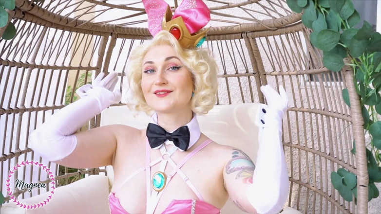 Magnea: Prinzessin Peach probiert für playboy aus