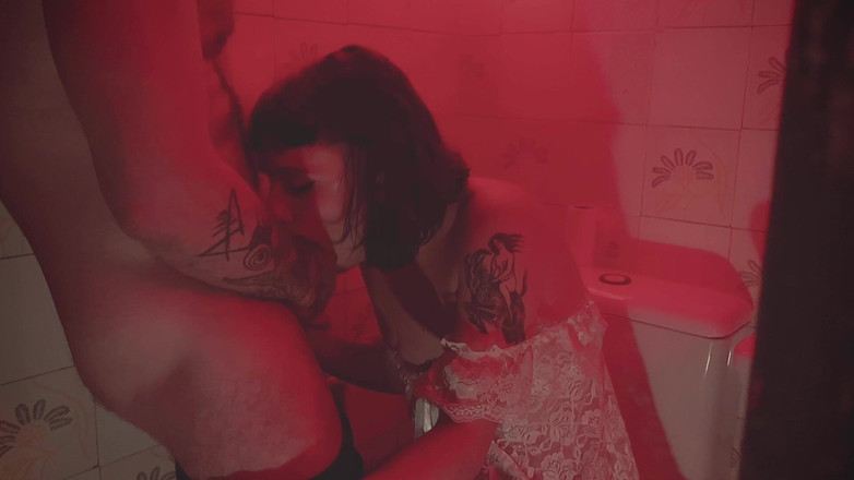 Candy Kush: 既婚痴女がパーティーのバスルームでまったく見知らぬ男と彼氏を浮気する