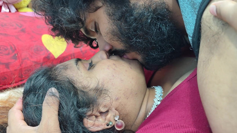 Vaishnavysharunraj: Sexy lip lock romantika v moderních šatech sexy sexy vzhled holky