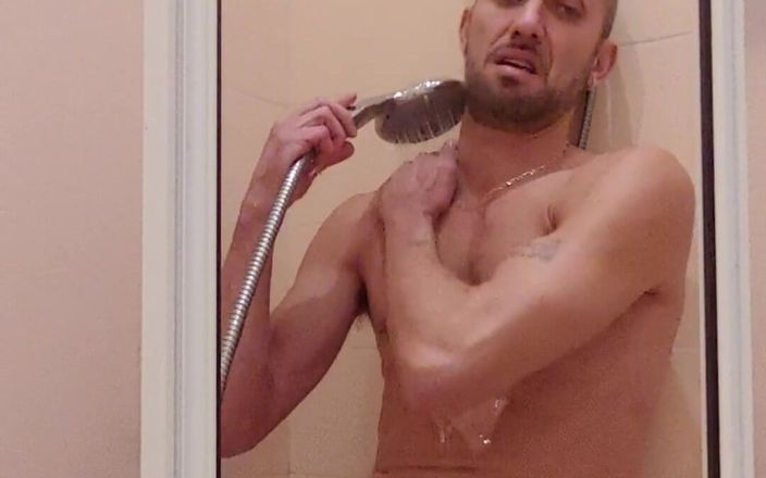 Boy jerking off: Katakan padaku, maukah kau mandi bersamaku?