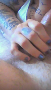 Des gros nichons et des tatouages font plaisir à ma bite